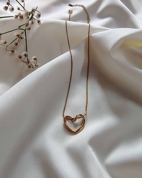 Gold Heart Knot Pendant Necklace – Minimal Elegant Jewelry