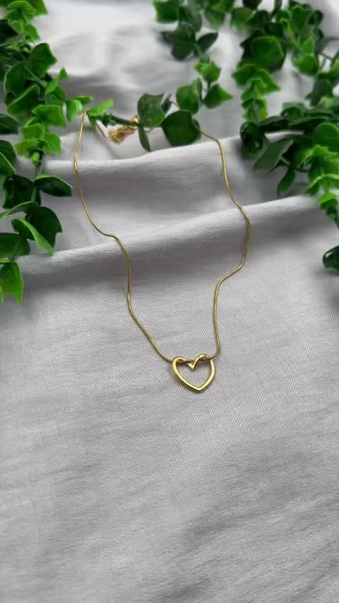 Gold Heart Knot Pendant Necklace – Minimal Elegant Jewelry