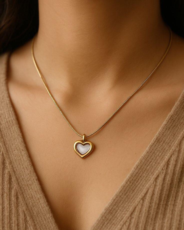 DIAERA Heart-Shaped Resin Floral Pendant – Elegant Handmade Necklace