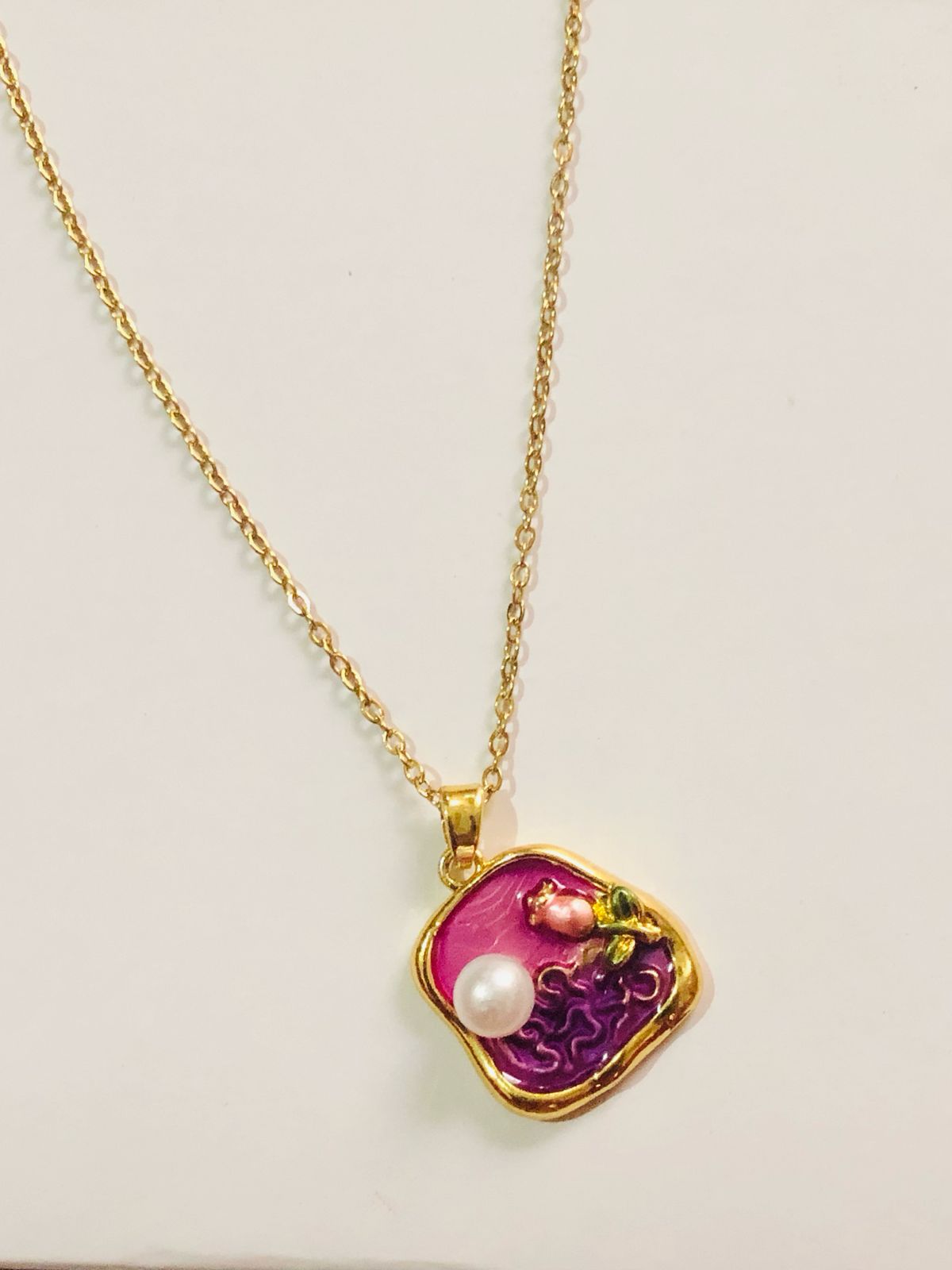 Elegant Handmade Resin Pendant Necklace with Pearl Accent – DIAERA Jewelry
