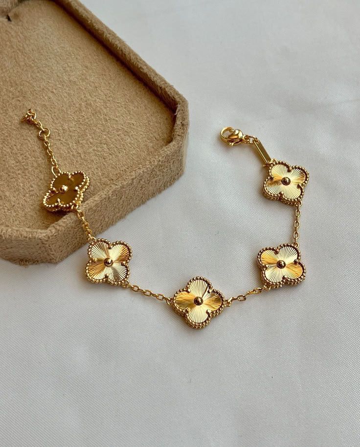 Golden Clover Flower Bracelet – Elegant Artificial Chain for Women