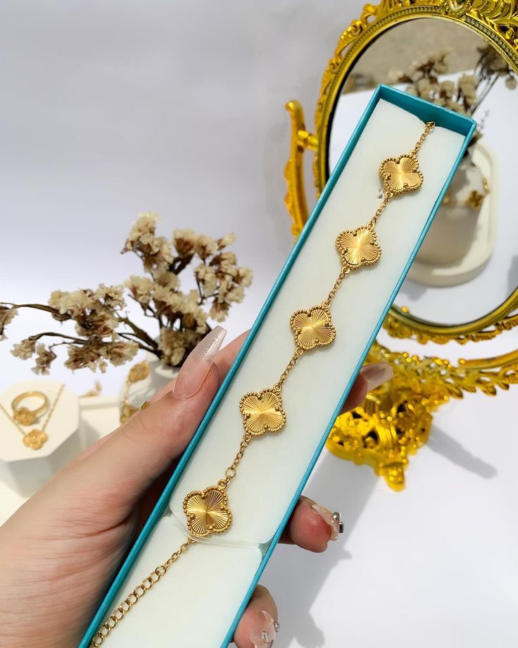 Golden Clover Flower Bracelet – Elegant Artificial Chain for Women