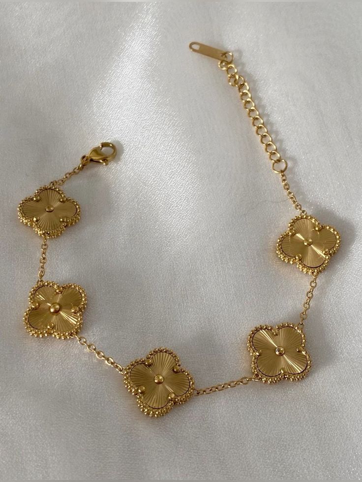Golden Clover Flower Bracelet – Elegant Artificial Chain for Women