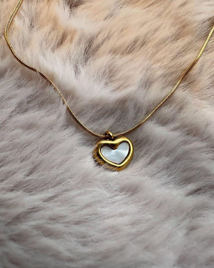 DIAERA Heart-Shaped Resin Floral Pendant – Elegant Handmade Necklace