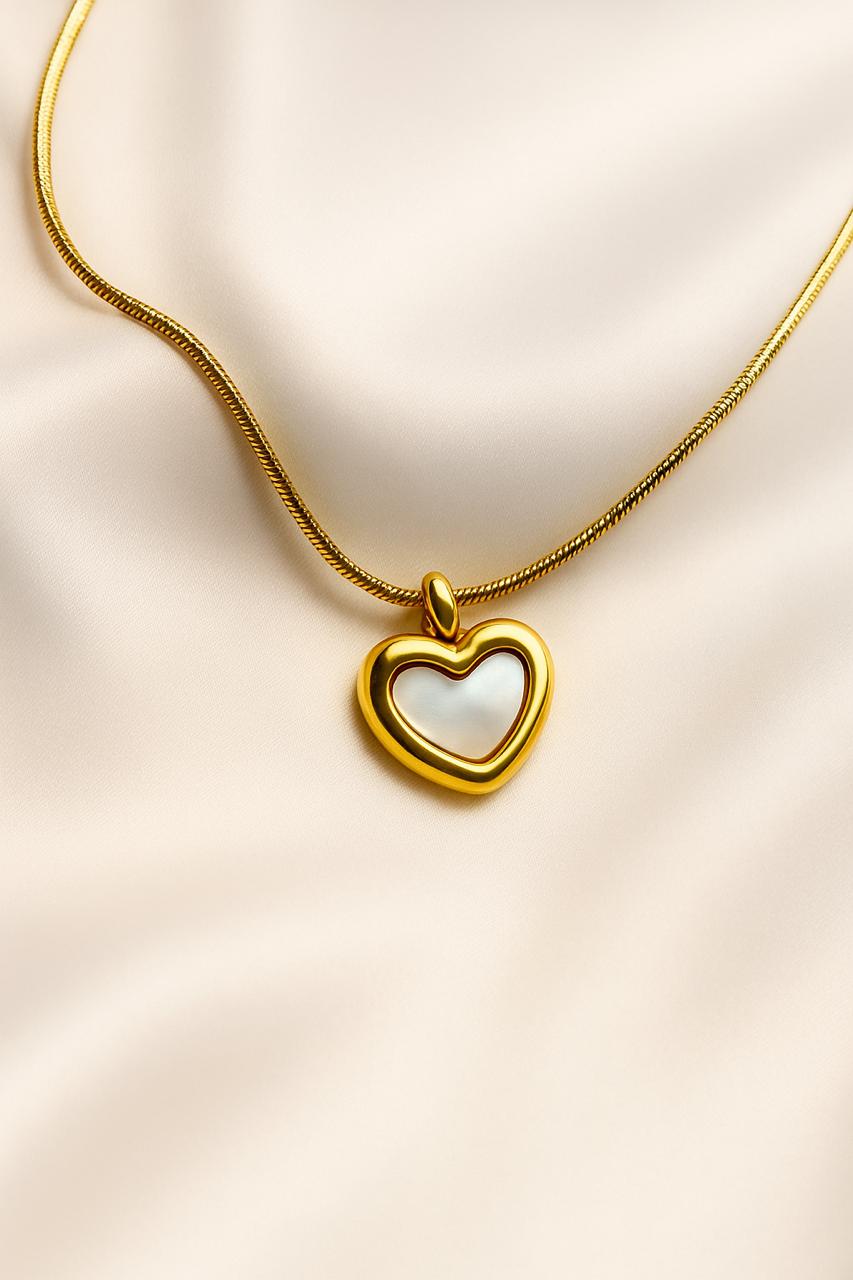 DIAERA Heart-Shaped Resin Floral Pendant – Elegant Handmade Necklace
